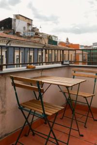 um banco e uma mesa no telhado em San Berillo house em Catânia