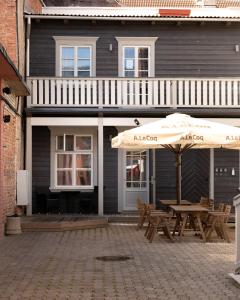 een patio met tafels en parasols voor een gebouw bij Tare apartment in Pärnu