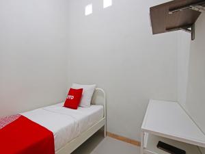 מיטה או מיטות בחדר ב-OYO 91487 Ib Homestay Syariah