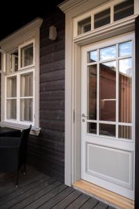 een witte deur en ramen op een huis bij Tare apartment in Pärnu