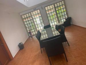 una vista aérea de una sala de espera con sillas y ventanas en Hotel Villa Chic en Progreso