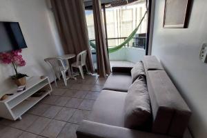 sala de estar con sofá y mesa en Apartamento Barra Tropical Residence, en Salvador