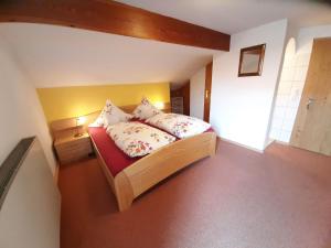 RottauにあるGästehaus Franklのベッド1台(枕2つ付)が備わる小さな客室です。