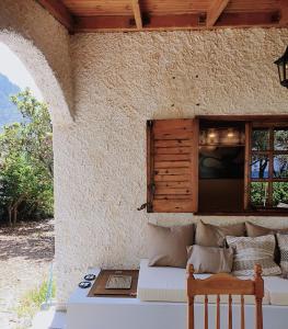 ein Wohnzimmer mit einem Sofa und einem Fenster in der Unterkunft Villa Al-ari in Diakopto