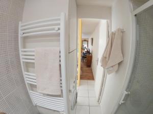 baño con ducha a ras de suelo y espejo en Appartement en plein cœur de Milly-la-Forêt, en Milly-la-Forêt