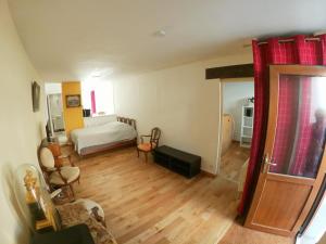 a room with a bedroom with a bed and a table at Appartement en plein cœur de Milly-la-Forêt in Milly-la-Forêt