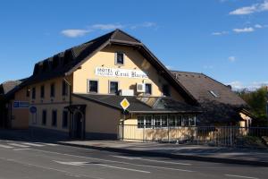 un bâtiment situé sur le côté d'une rue dans l'établissement Črni Baron Pension Black Baron, à Maribor
