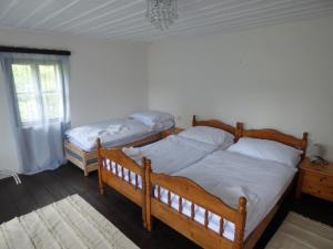 2 camas individuales en un dormitorio con ventana en Chalupa Mařenice, en Mařenice