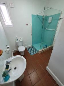 Ένα μπάνιο στο BARBIE HOUSE , 2 Bedroom Garden Apartment with Private Car Space , Opposite Paignton Pier , 2 Double Beds , 2 Single beds Kitchen & Air Fryer , Reception to Help you +69 φωτογραφίες