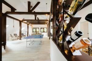 une salle de dégustation avec une table de ping-pong dans un bâtiment dans l'établissement Pensiunea Agroturistică Casa Maria, à Rodna