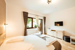 a bedroom with a large bed and a window at Pensiunea Agroturistică Casa Maria in Rodna