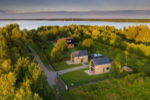 una vista aérea de una casa en una finca junto a un lago en Hytte Na Wyspie -,,Roztoczańskie Morze'', en Kulików