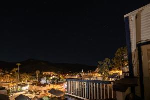 uma vista da cidade à noite em Hermosa Hotel em Avalon