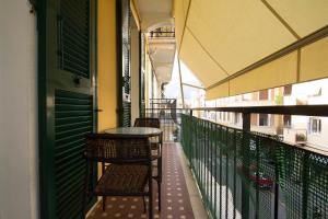Un balcón con sillas y una mesa en un edificio. en Alassio bnb Apartments, en Alassio
