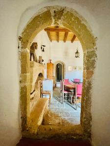 an archway in a house with a dining room at vecchia casa in Monemvasia