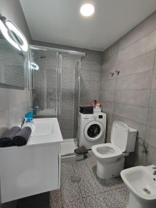 a bathroom with a toilet and a shower and a sink at INN Orlando in Adeje