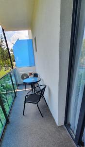 uma mesa e uma cadeira num quarto com uma janela em Hotel Ilinca em Jupiter