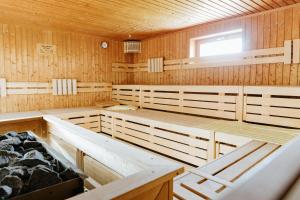 eine Sauna mit Holzwänden und -tischen und einem Fenster in der Unterkunft Rosenalm Scheidegg in Scheidegg