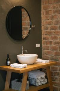 La salle de bains est pourvue d'un lavabo et d'un miroir sur une table. dans l'établissement The Lot Boutique, à Lima