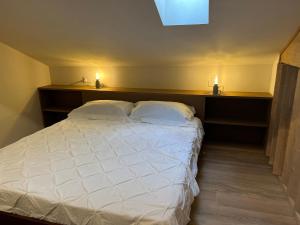 Posteľ alebo postele v izbe v ubytovaní BelAbrì - central charme&comfort -mansarde e appartamento