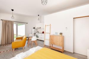 a living room with a bed and a kitchen at Sintra Studio Garden - Free Parking in Sintra