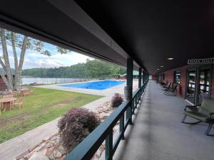 uma vista para uma piscina a partir do alpendre de uma casa em Centrally Located Resort in The High Country RELAX em Newland