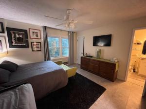 Schlafzimmer mit einem Bett und einem Flachbild-TV in der Unterkunft Centrally Located Resort in The High Country RELAX in Newland