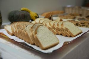 un grupo de panes sobre una mesa en Berghotel, en Bérgamo