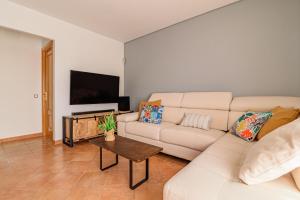 salon z kanapą i telewizorem w obiekcie Villa Twins w mieście Lajares