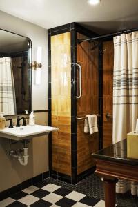ein Bad mit einem Waschbecken und einer Dusche in der Unterkunft Life House, Berkshires in Lenox