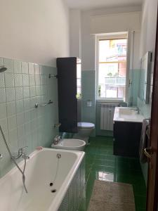 A bathroom at Appartamento Sandro by PortofinoVacanze