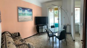 A television and/or entertainment centre at Appartamento Sandro by PortofinoVacanze