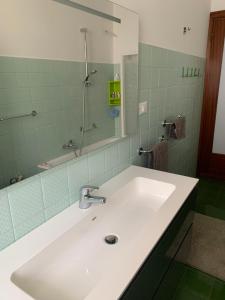 A bathroom at Appartamento Sandro by PortofinoVacanze