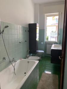 uma casa de banho com uma banheira, um WC e um lavatório. em Appartamento Sandro by PortofinoVacanze em Rapallo