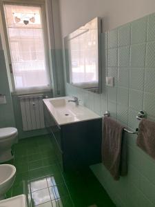 A bathroom at Appartamento Sandro by PortofinoVacanze