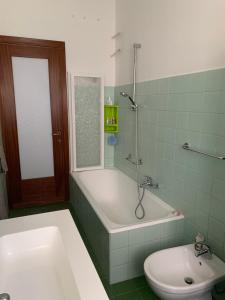A bathroom at Appartamento Sandro by PortofinoVacanze