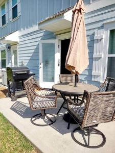 une table et des chaises avec un parasol et un grill dans l'établissement ENTIRE HOME- Gorgeous 3br Townhome Pool, Grill, WD, 2 FREE drive up spaces Sleeps 6 Close to everything PCB! Free WiFi, à Panama City Beach
