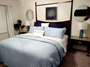 une chambre avec un grand lit avec des oreillers bleus et blancs dans l'établissement ENTIRE HOME- Gorgeous 3br Townhome Pool, Grill, WD, 2 FREE drive up spaces Sleeps 6 Close to everything PCB! Free WiFi, à Panama City Beach 13 autres photos