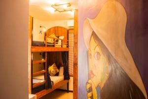 ein Zimmer mit einem großen Gemälde an der Wand in der Unterkunft Jugglers Backpack in Pune