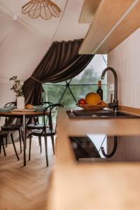 a kitchen with a table with a bowl of fruit at Czorsztyn Glamp in Maniowy
