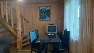 Un comedor con una mesa con una computadora encima. en Дімона, en Mykulychyn