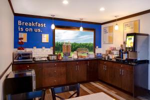Kuchyň nebo kuchyňský kout v ubytování Days Inn by Wyndham Vernon
