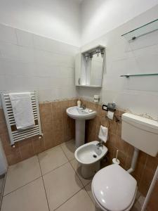 łazienka z toaletą i umywalką w obiekcie Terrazza famà w Katanii