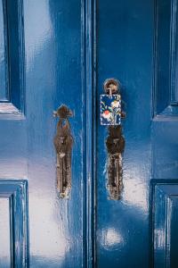 Una puerta azul con dos perillas. en O Conventinho en Évora