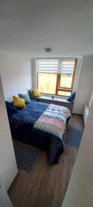 1 dormitorio con 1 cama grande y ventana en Pucon villarrica, en Pucón