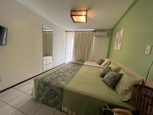 a bedroom with a large bed in a room at Gran Lençois Flat Residence - Barrerinhas (Aptº Particular) in Barreirinhas
