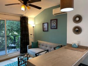 sala de estar con sofá y mesa en Villa 38, en Playa del Carmen