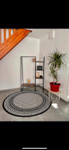 Habitación con alfombra blanca y negra en el suelo en Maison 2 Chambres - TV - CLIM - BABY FOOT en Ruelle-sur-Touvre