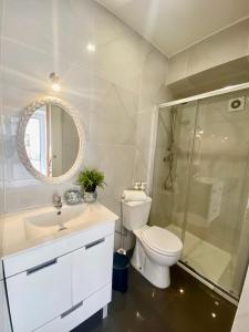 uma casa de banho com um WC, um lavatório e um chuveiro em Casinha da Patricia na Nazaré