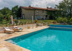 een zwembad voor een huis bij Ferrarotti in Clavesana